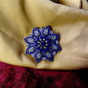 Blue sapphire and rhinestone fashion brochette